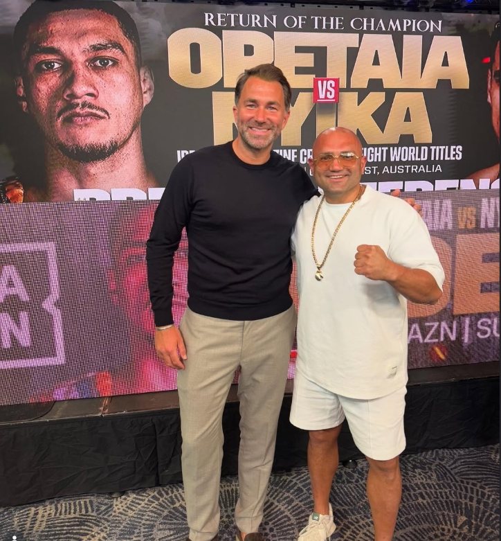 Fatih Altunkaya mit Eddie Hearn vor einer Fight-Poster-Wand
