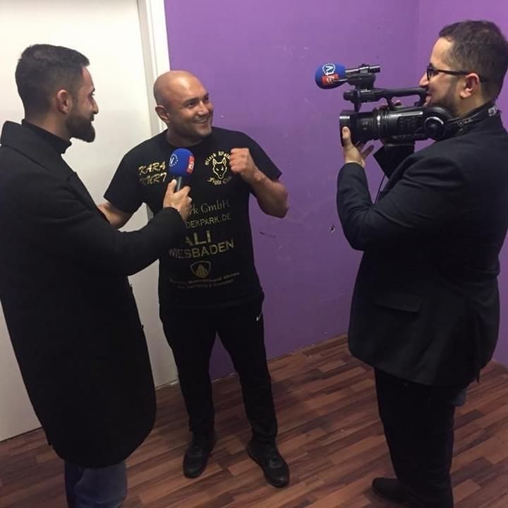 Fatih Altunkaya im TV-Interview mit Kamerateam